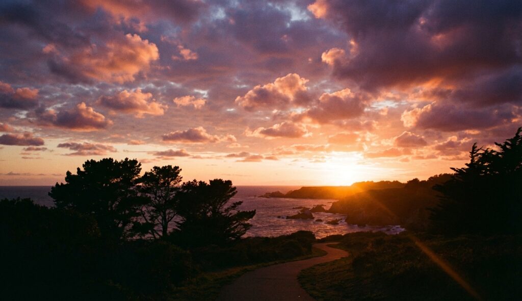 Atardecer espectacular con nubes dispersas en el horizonte