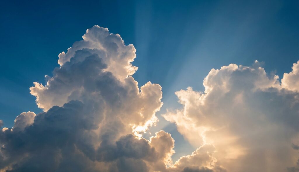 Nubes masivas en un cielo azul con luz solar filtrada