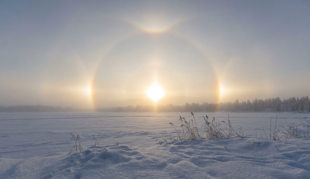 Fenómeno de parhelio y halos solares en la atmósfera
