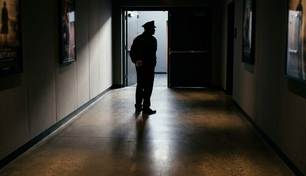 Guardia de seguridad en un pasillo de cine moderno