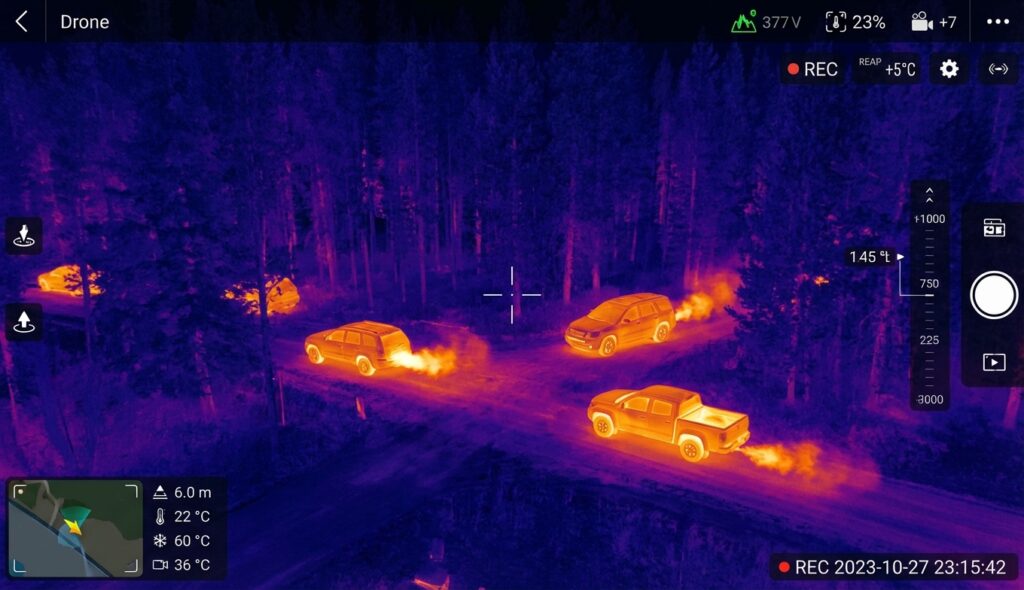 drones en la guerra - vista de cámara térmica desde un dron sobre un bosque