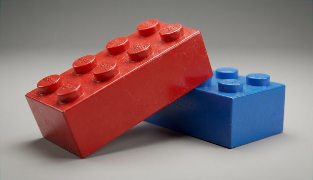 Historia de Lego: El increíble origen de las piezas 4 historia de Lego - detalle de ladrillos conectándose con precisión